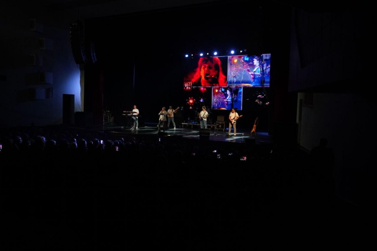 Фото Фанаты рвутся на сцену. В Новосибирске опубликованы кадры с концерта певца Алексея Глызина. ОНЛАЙН 6 - Сиб.ФМ Фото Фанаты рвутся на сцену. В Новосибирске опубликованы кадры с концерта певца Алексея Глызина. ОНЛАЙН 6